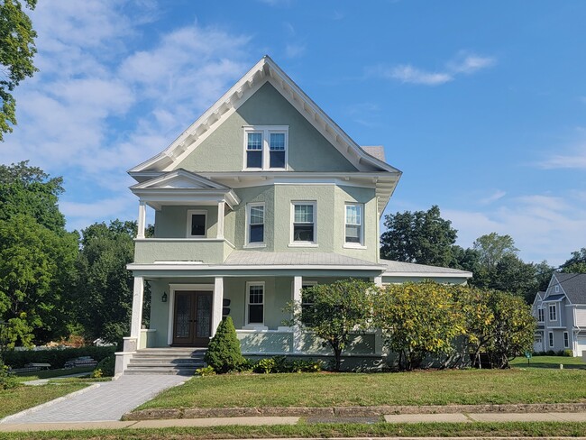 Gilbert House - in Town MultiFamily Home - 32 Gilbert St