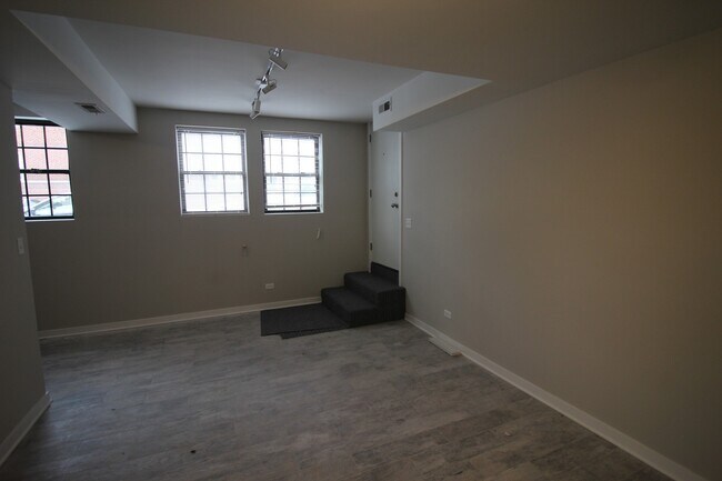 Building Photo - 3108 W Sunnyside Ave