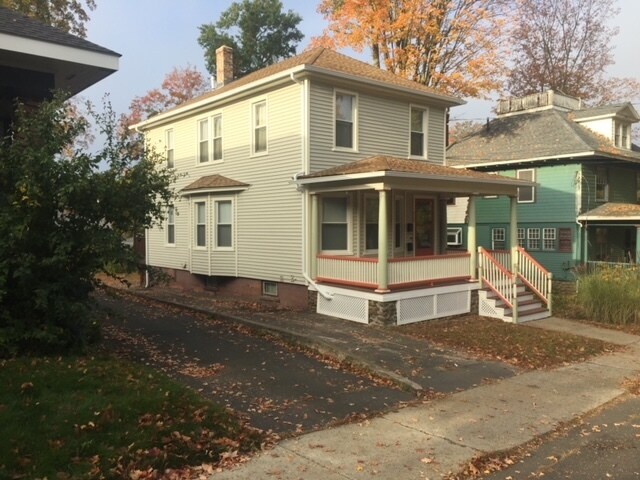 Building Photo - 717 Center St