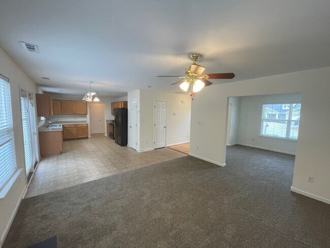 Foto del edificio - Classic 4-Bedroom Home in McKinley Mill
