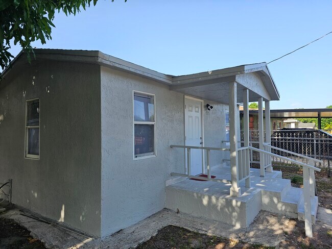 Frente - 1915 NW 82nd St