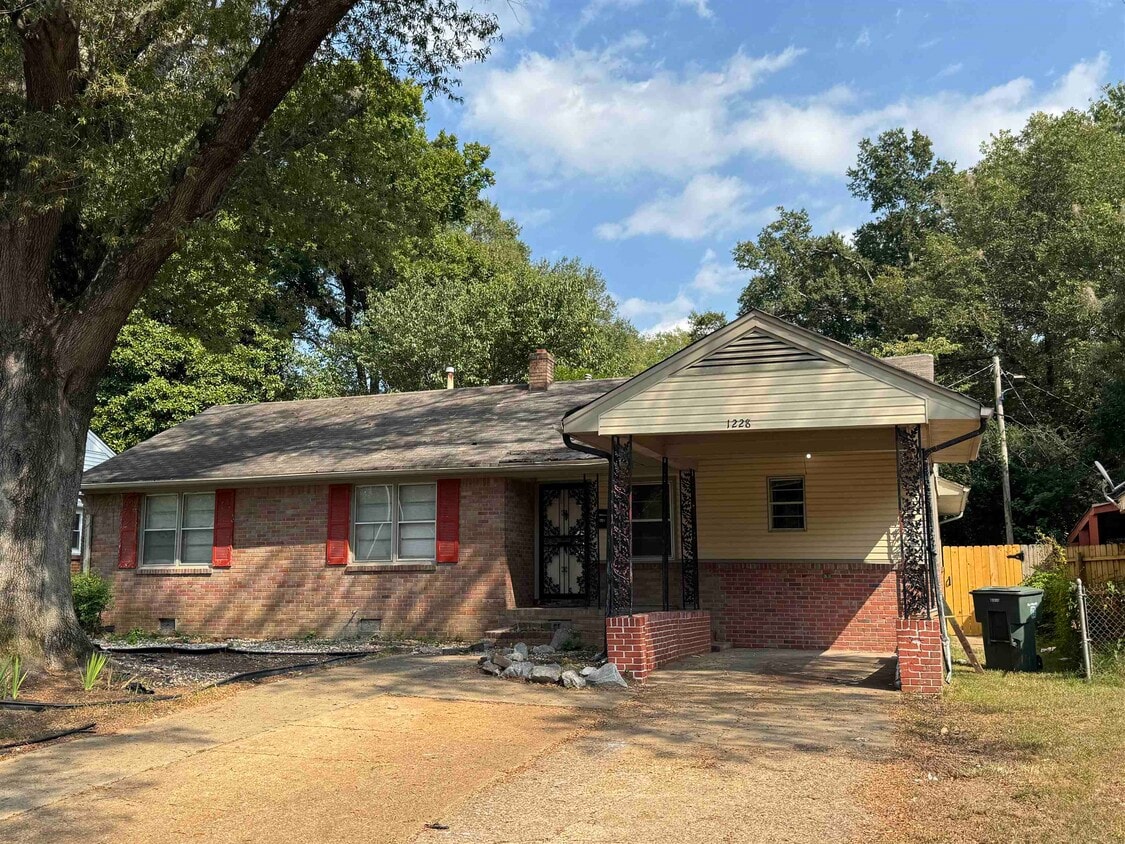 Primary Photo - 1228 Briarwood Dr