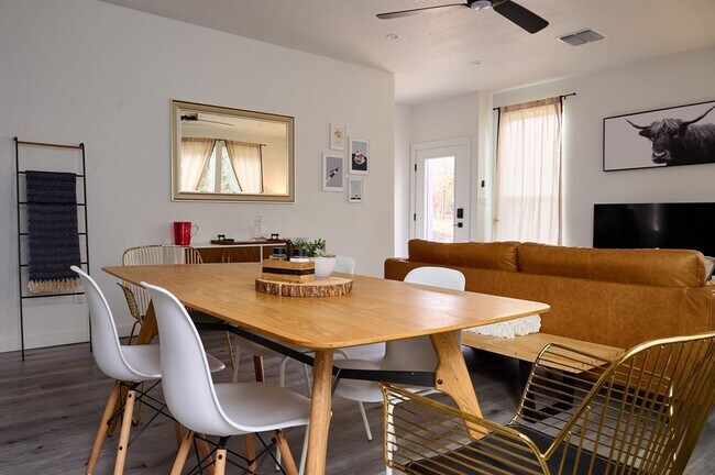 Building Photo - 2076 Dry Creek