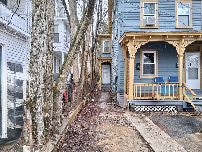 Foto del edificio - 325 N Laurel St