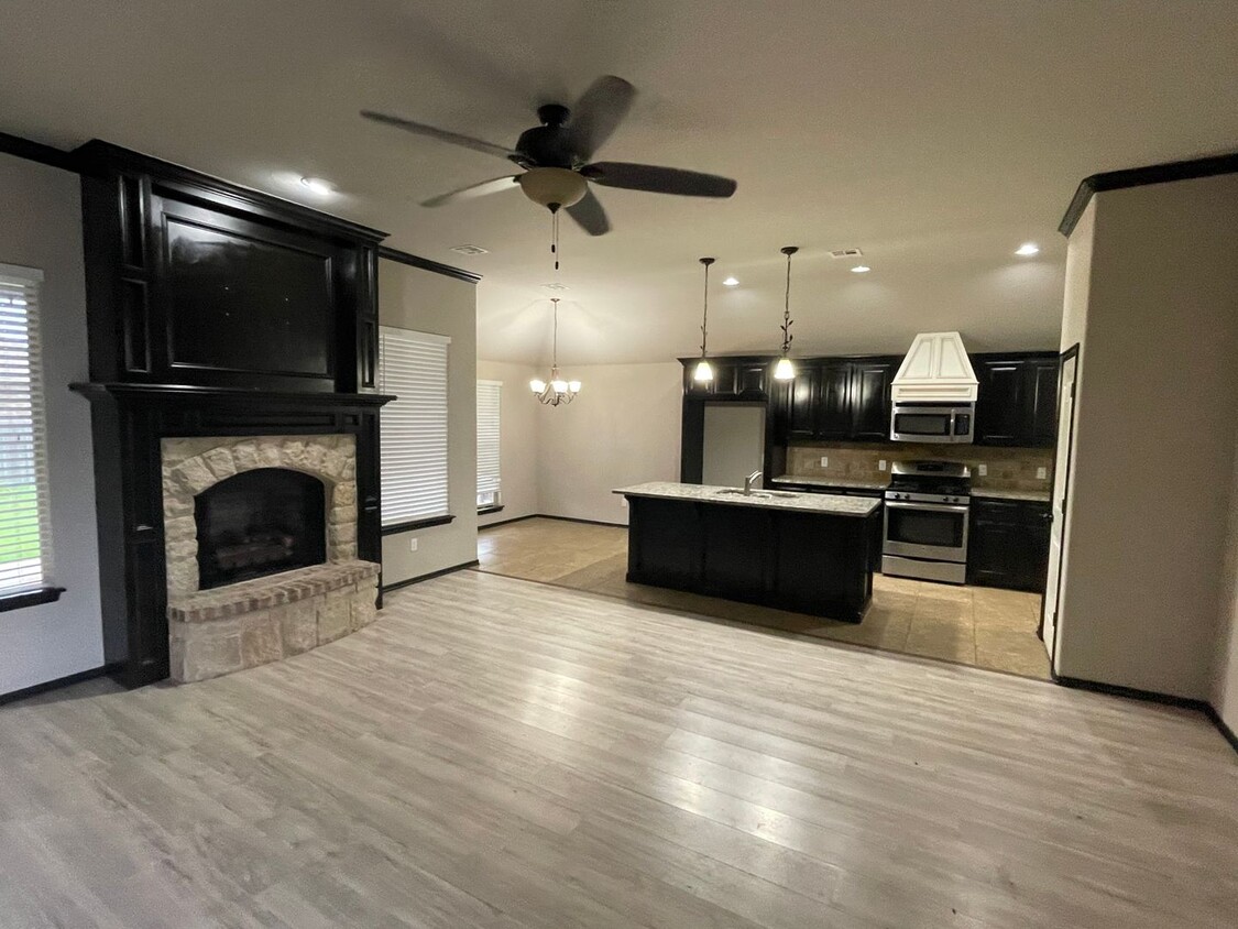 Primary Photo - 3 bed 2 bath 2 car in Moore Schools! Great...