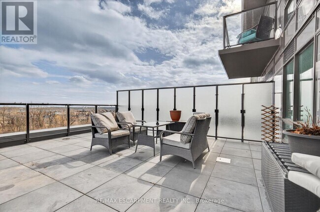 Building Photo - 470 Dundas St E