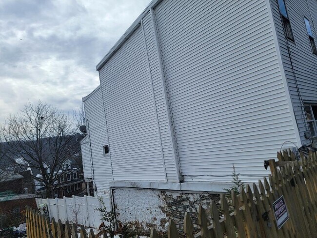 Foto del edificio - 437 Morgan Ave