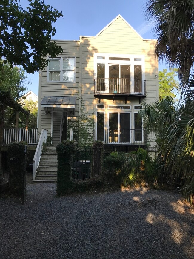 Building Photo - 187 Coming St