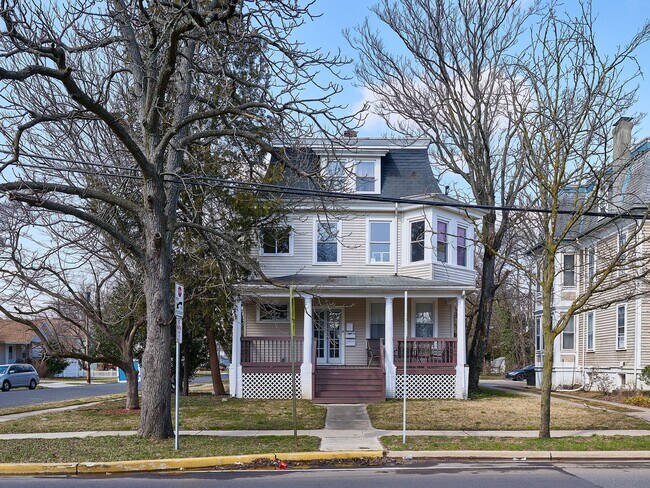 Building Photo - 815 Collings Ave