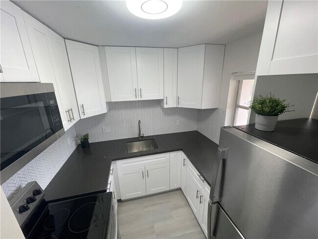 Foto del edificio - 3930 Crystal Lake Dr