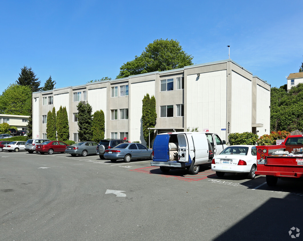 Primary Photo - Golden Sunset Apartments