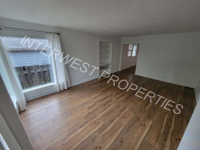 Building Photo - Newly Remodeled 2 bd House with large yard...