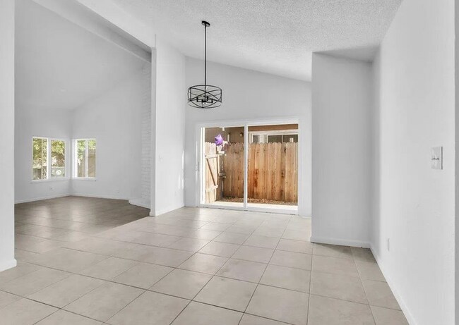 Foto del edificio - Beautiful 3/2 duplex in Citrus Heights!