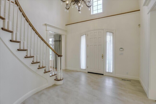 Building Photo - 885 Hillcrest Dr
