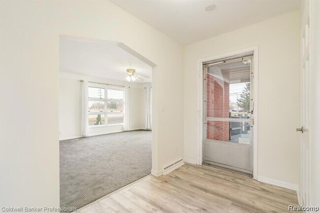 Foto del edificio - 7851 Haggerty Rd