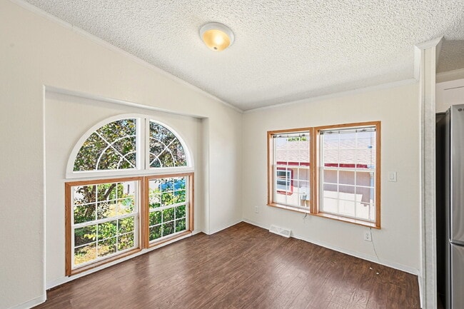 Building Photo - $2,595.95, 5 bed, 3.5 bath with a fenced back yard
