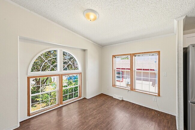 Foto del edificio - $2,595.95, 5 bed, 3.5 bath with a fenced back yard