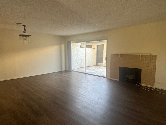 Building Photo - 3 bedroom 2 bathroom Condo in Riverside