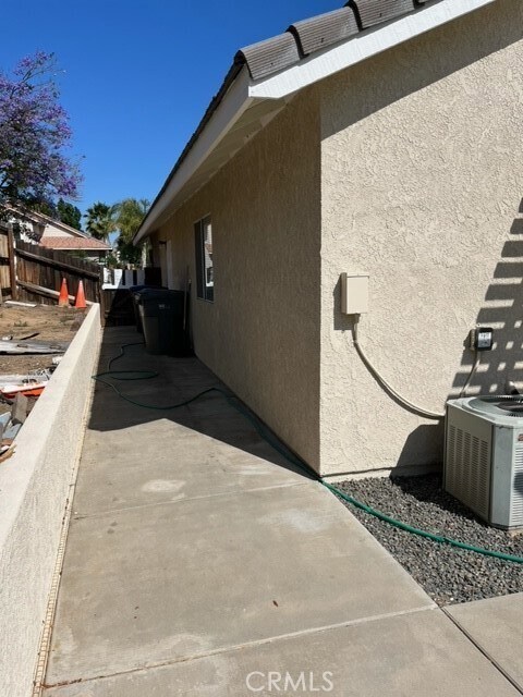 Building Photo - 33581 View Crest Dr