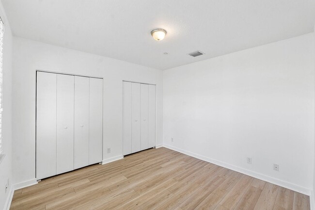 Building Photo - LARGE 3-bed, 3-bath townhome with 2-car ga...