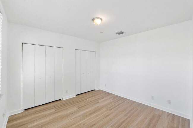 Foto del edificio - LARGE 3-bed, 3-bath townhome with 2-car ga...