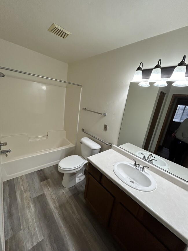 Building Photo - 220 Valley Road