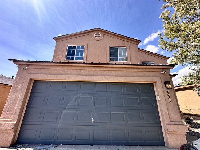 Building Photo - 5 Bedroom 2.5 Bathroom w/ 2 Car Garage w/ ...