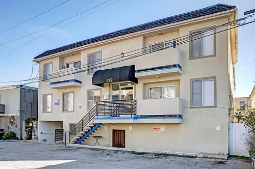 Primary Photo - 112 Catamaran St