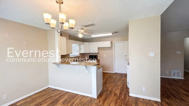 Building Photo - 3 Bed, 2 Bath Home with Fenced Yard & Garage / Pet-Friendly / Available Now!