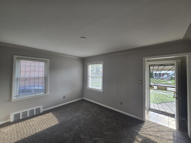 Foto del edificio - 18338 Ashton Ave