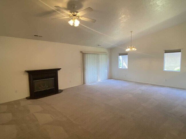Foto del edificio - Charming Home Near Mathis Park