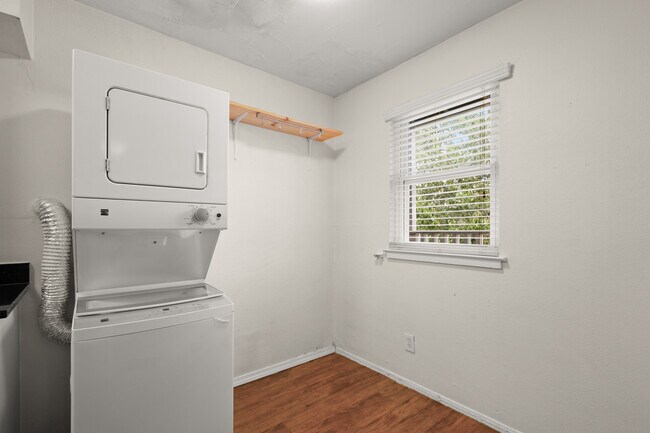 Foto del edificio - 2401 Manor Rd