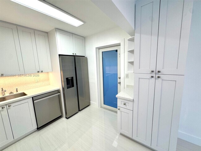 Foto del edificio - 105-107 NE 30th Ct