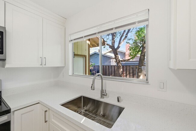 Foto del edificio - Spacious 4-bedroom 2-Bath in Desirable Area in Walnut Creek!