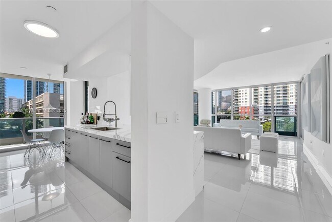 Foto del edificio - 1331 Brickell Bay Dr