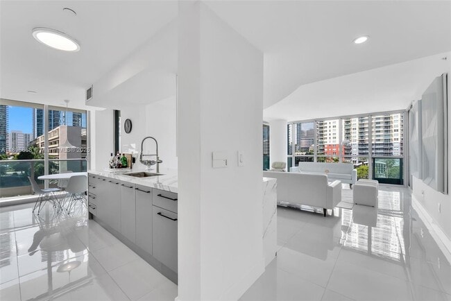 Building Photo - 1331 Brickell Bay Dr