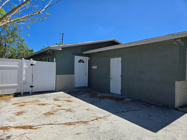 Building Photo - 815 Silver Beach Rd