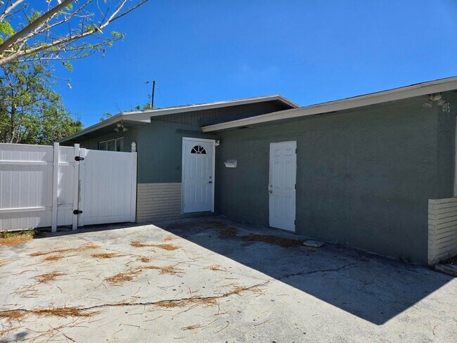 Foto del edificio - 815 Silver Beach Rd