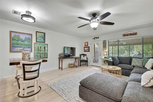 Building Photo - 1637 SE Paradise Cir W