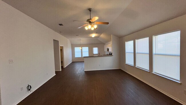 Building Photo - Move-in Ready Open Layout with a Huge Yard!