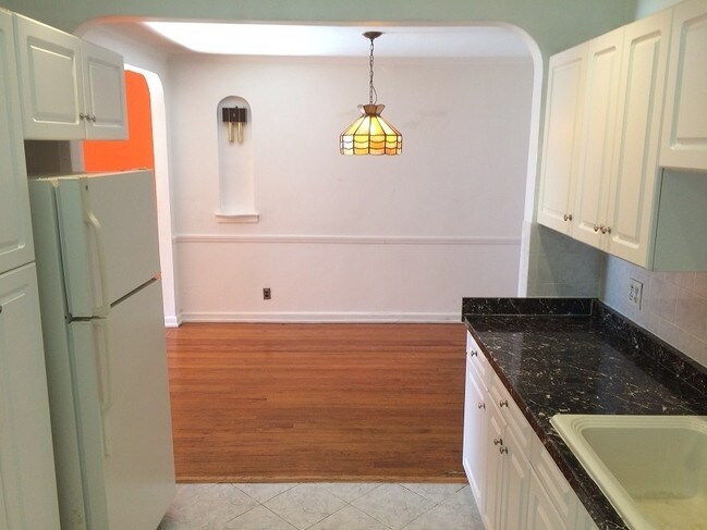 Building Photo - 863 E 48th St