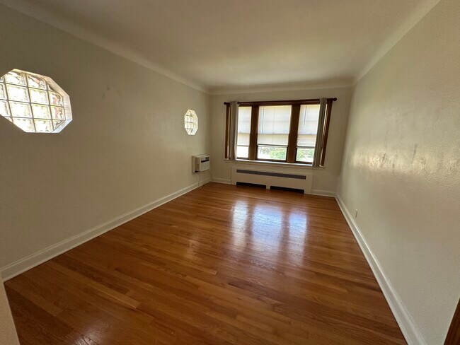 Foto del edificio - 6618-6620 Devonshire Ave