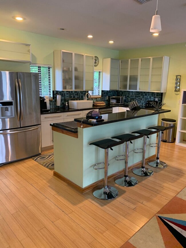 Building Photo - Amazing Non-Furnished 3 story contemporary 4 bedroom, 3 1/2 bathroom, 2 car garage Rental NEAR DO...