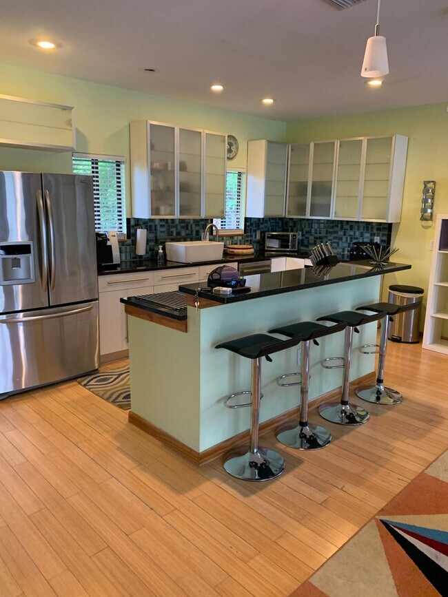 Foto del edificio - Amazing Non-Furnished 3 story contemporary 4 bedroom, 3 1/2 bathroom, 2 car garage Rental NEAR DO...
