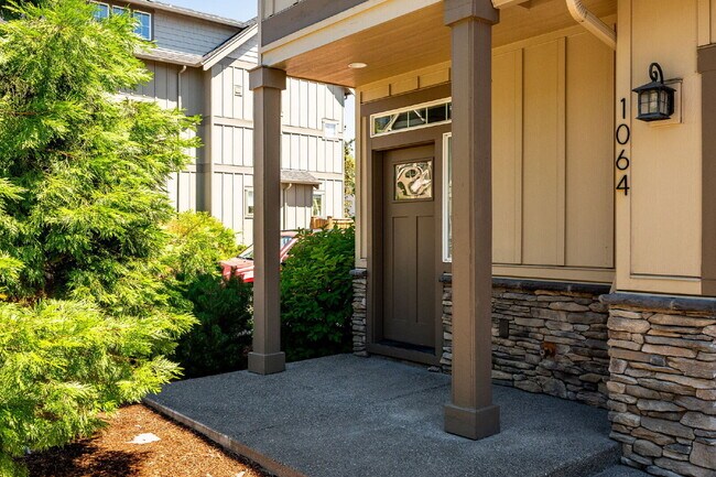 Building Photo - 3 Bed, 2.5 Bath Townhome Centrally Located– Bend, OR