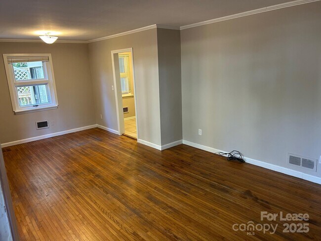 Foto del edificio - 724 Vanderbrook Rd