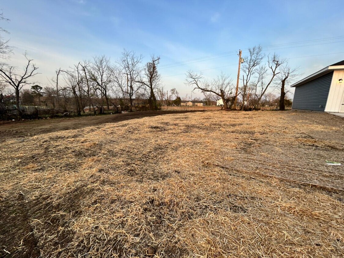 Building Photo - 3805 Creswell Dr