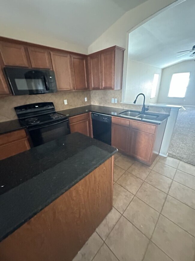 Foto del edificio - AVAILABLE NOW!