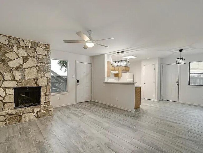 Foto del edificio - 809 Bracewood Cir