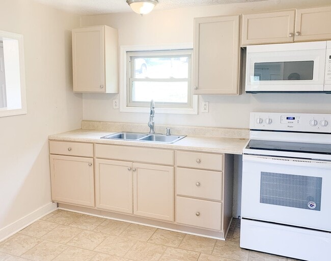 Building Photo - 2 Bedroom, 1 Bath House